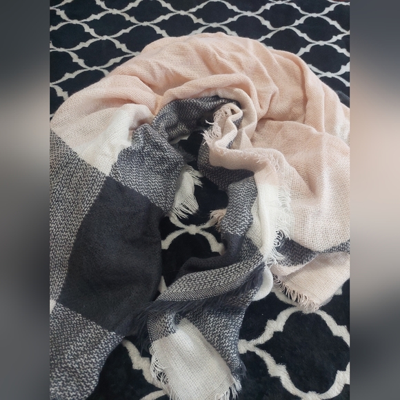 Lot of three scarves (red plaid by Chaps, tan cashmere pashmina, pink soft knit) - Picture 7 of 13